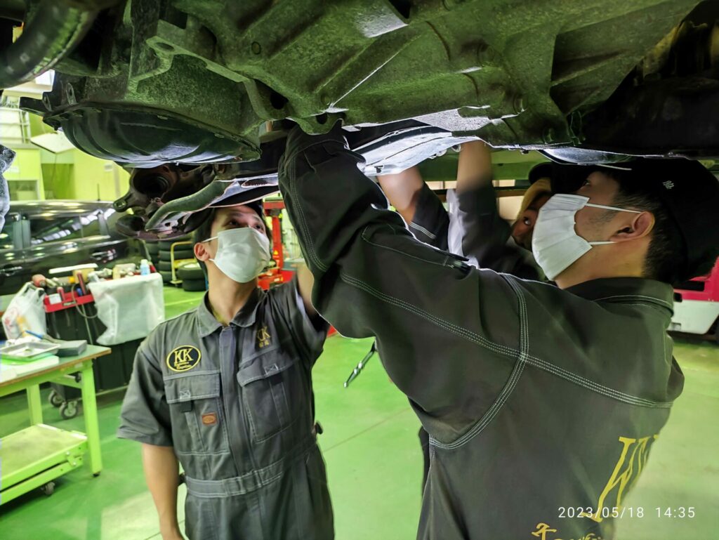 ２年　自動車工学科　実習風景　エンジン脱着