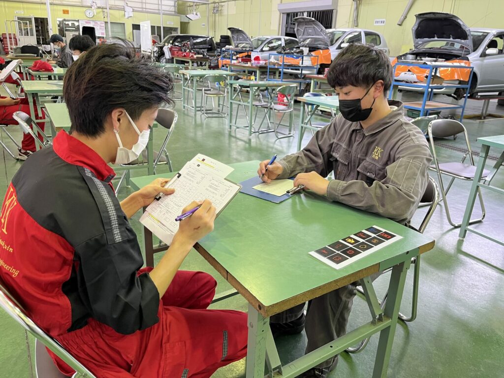 自動車工学科２年生　実習風景