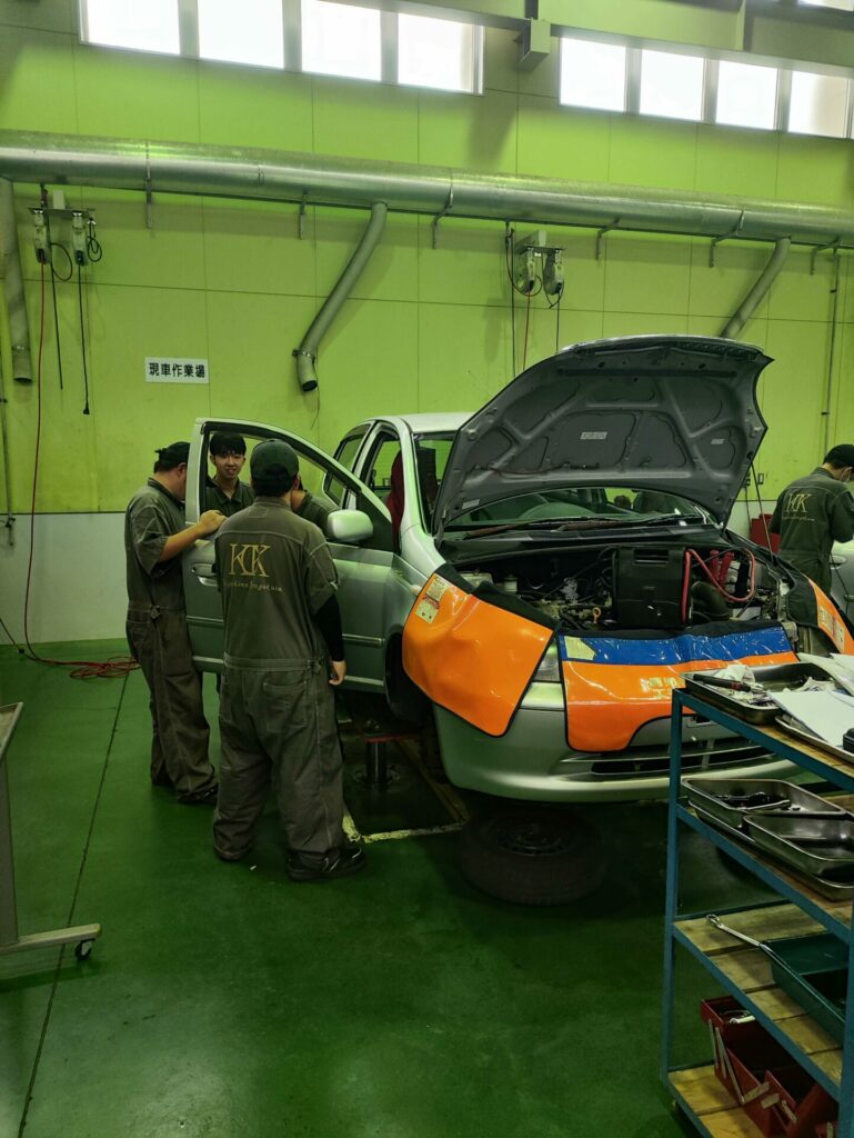 自動車工学科２年生　実習風景