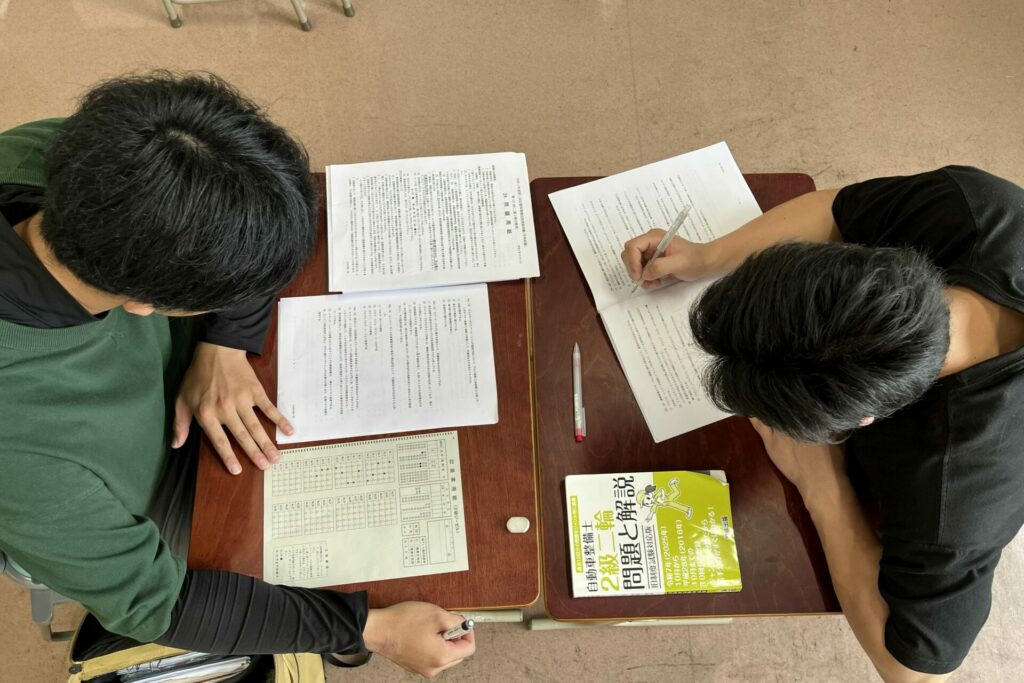 １級自動車工学科　整備士試験に向けて特訓中